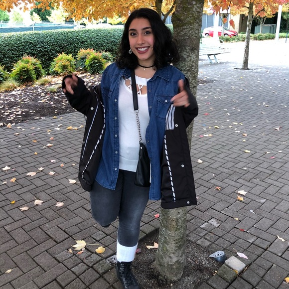 Jennifer Lopez Criss Cross Cut Out Off-White Sweater - Picture 11 of 12